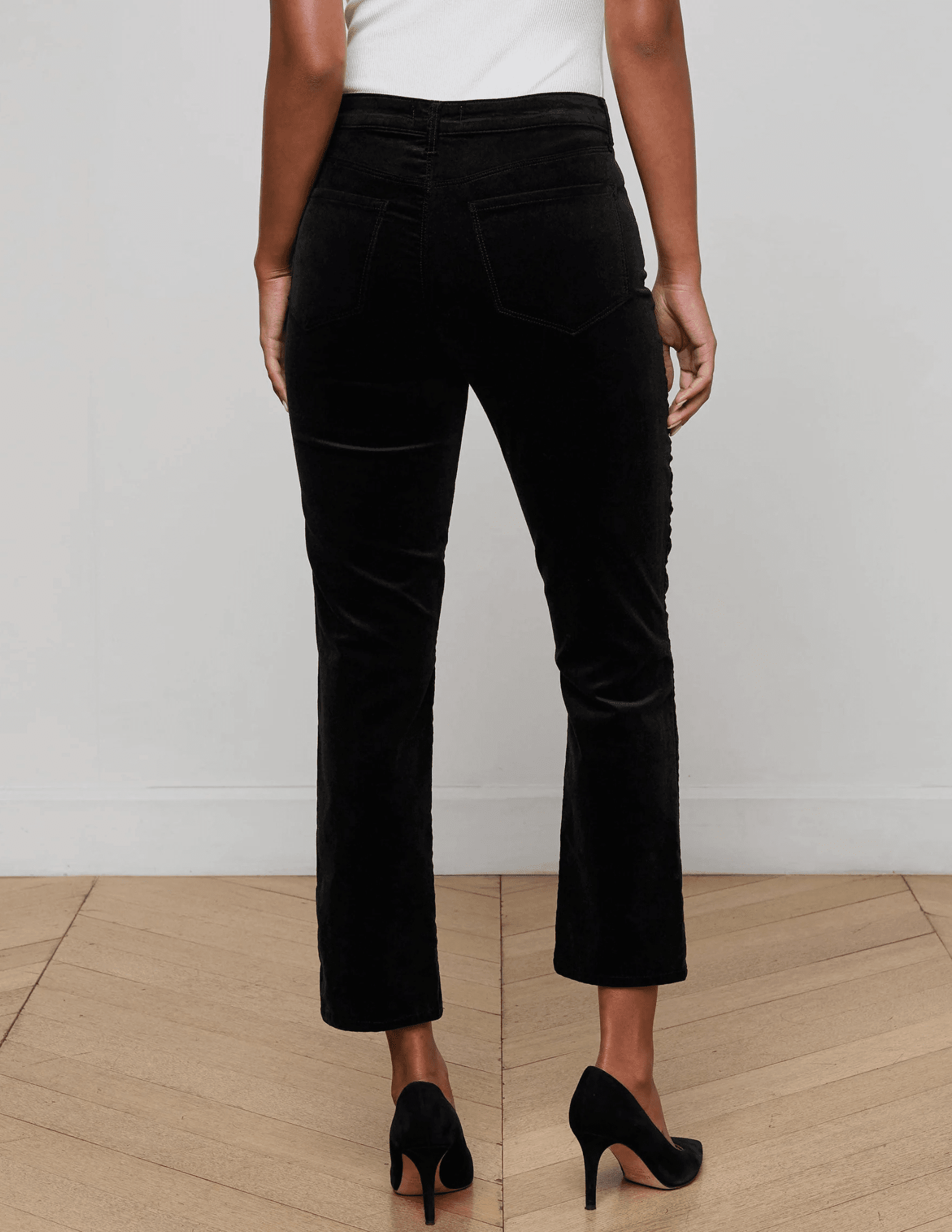 Women’s luxury velvet jeans with five-pocket construction.