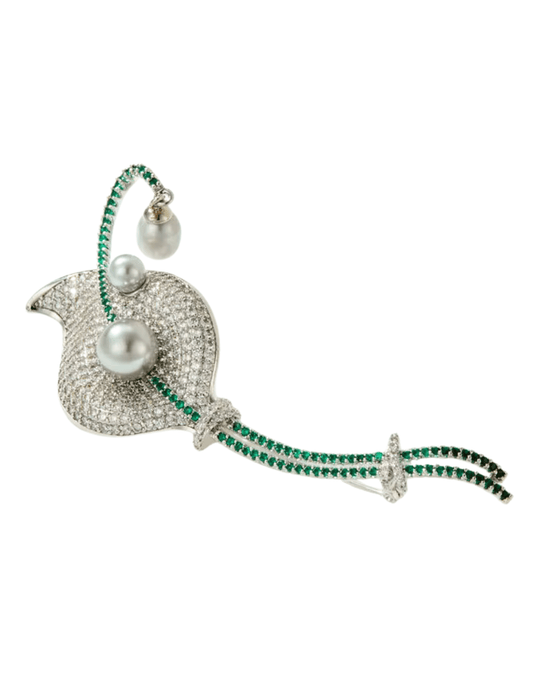 Fleur de Camélia Vera Calla Lily brooch in silver with CZ pavé and pearl dangles