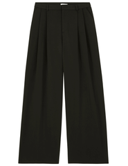 L’AGENCE Chelsy Wide Leg Pant in black with high rise and sharp front pleats