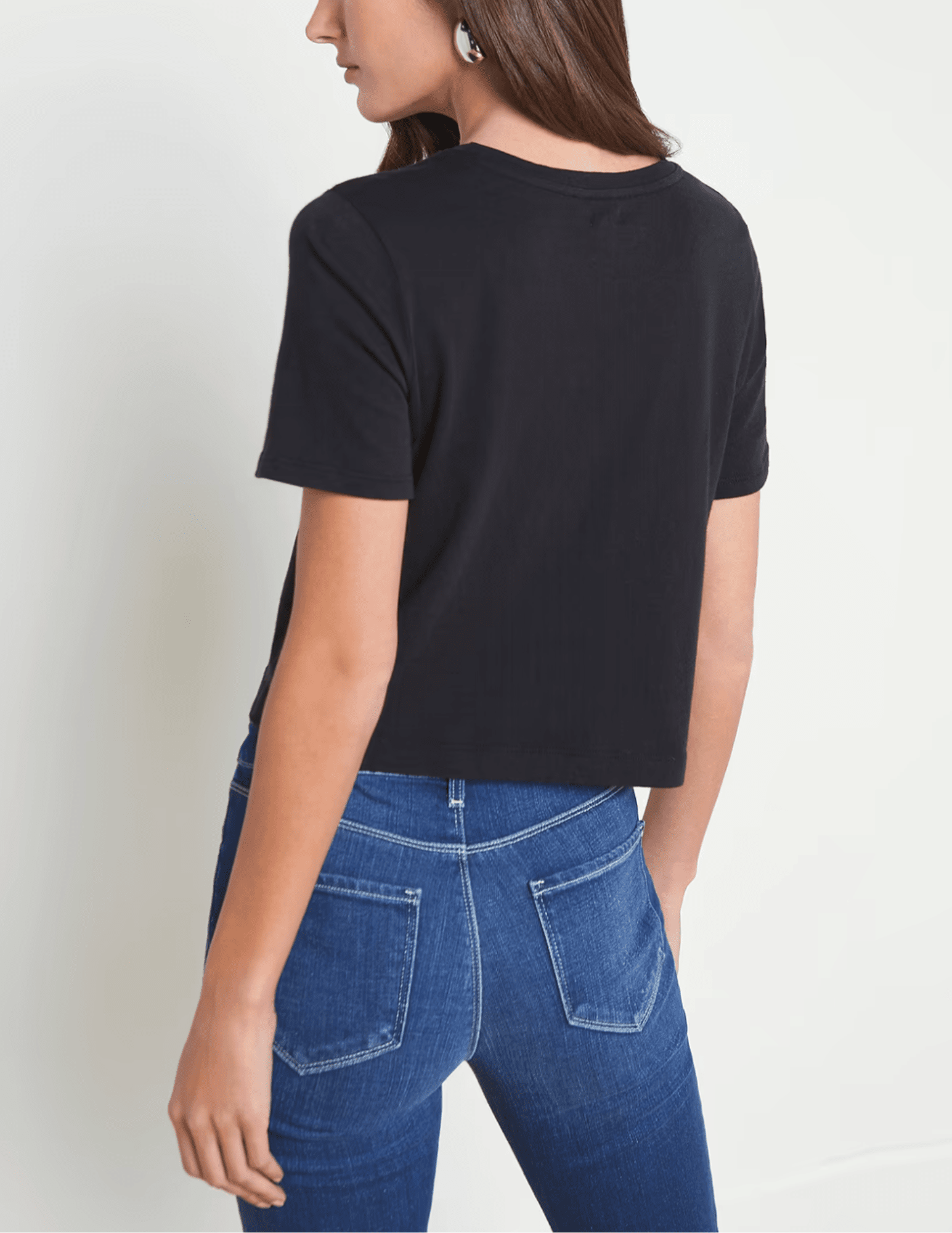 Back view L'AGENCE Donna black cropped organic cotton tee