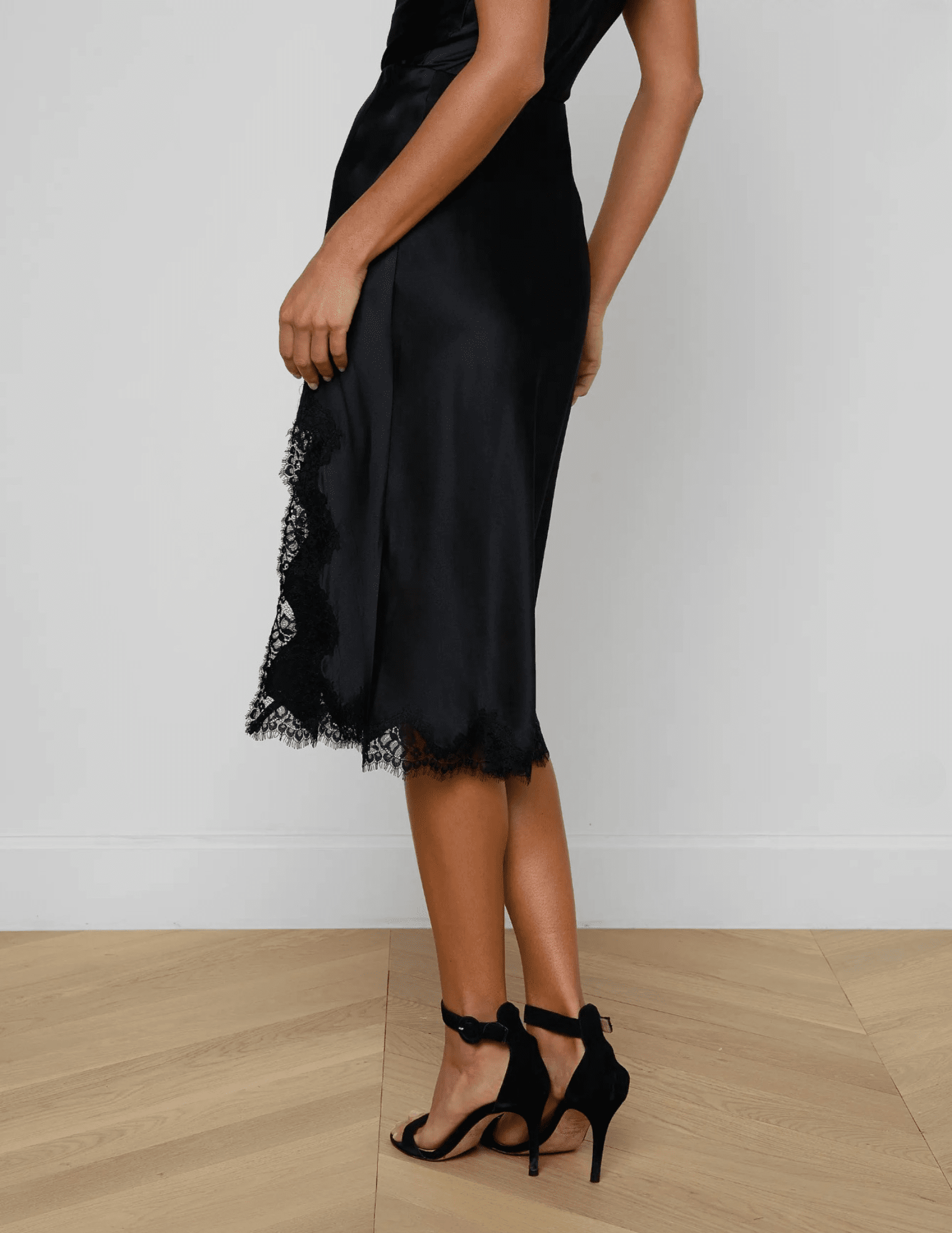 Back view of L’AGENCE Tico skirt featuring high slit detailing